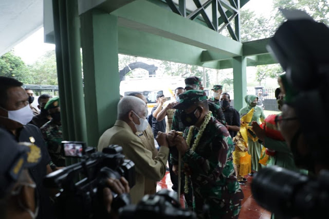 Surya dan Sri Marantika Beruh Sambut Kedatangan Hasanuddin ke Kodim Asahan.lelemuku.com.jpg