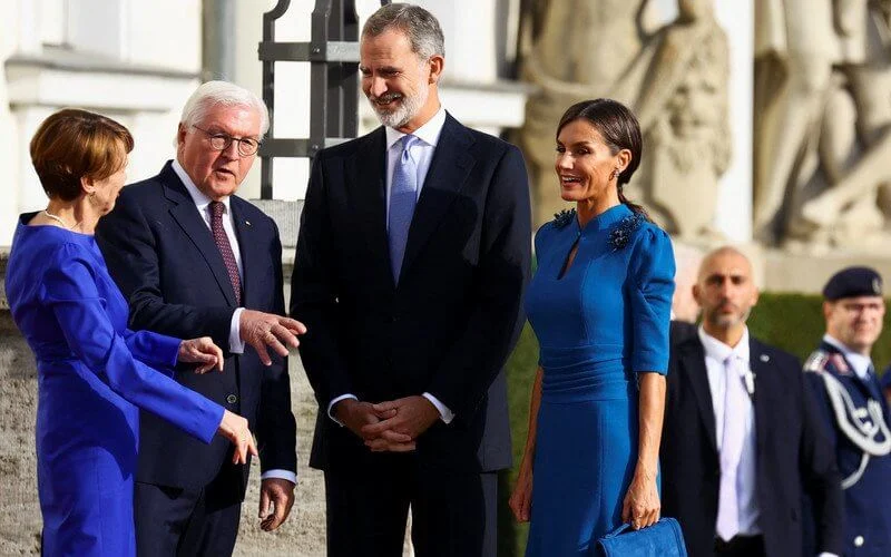 Queen Letizia wore a royal blue dress by Carolina Herrera Fall 2013 collection. First Lady Elke Büdenbender