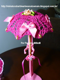 Roupa de Época de Crochê Para Bonecas Barbie Com Sombrinha Aberta e Chapéu Com Penas Por Pecunia MillioM 13