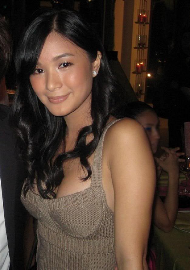 heart evangelista sexy cleavage 01