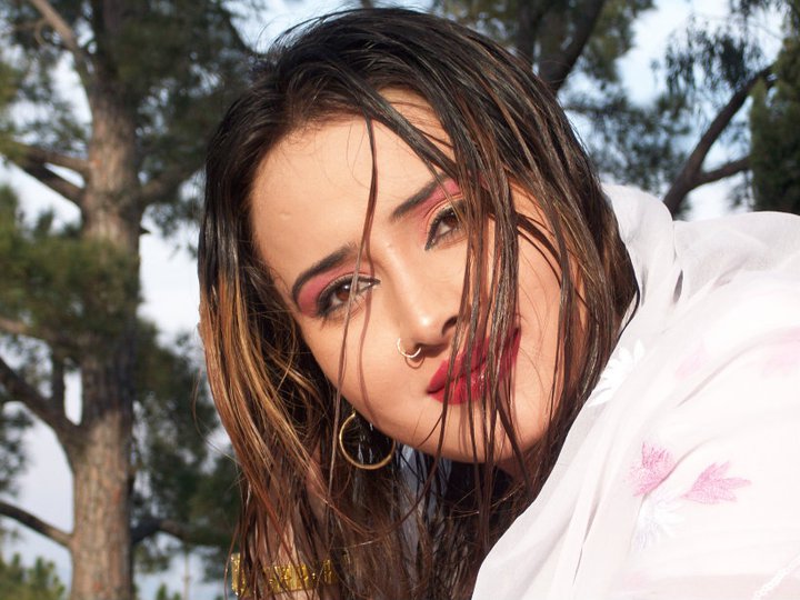 Pashto Drama Actress dancer and model Nadia gul cut ...
