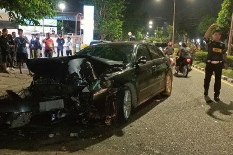 Pelajar perempuan bogel ketika keluar dari kereta selepas kemalangan