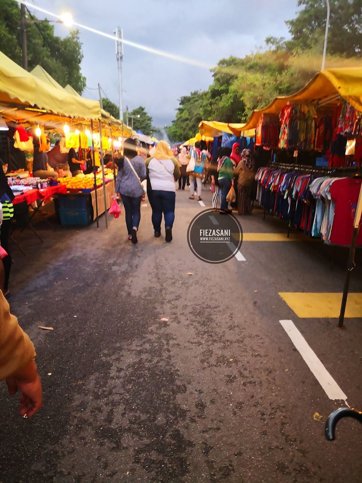 pasar malam pantai dalam