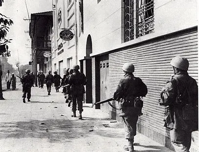 جنود فى شوارع بورسعيد 1956