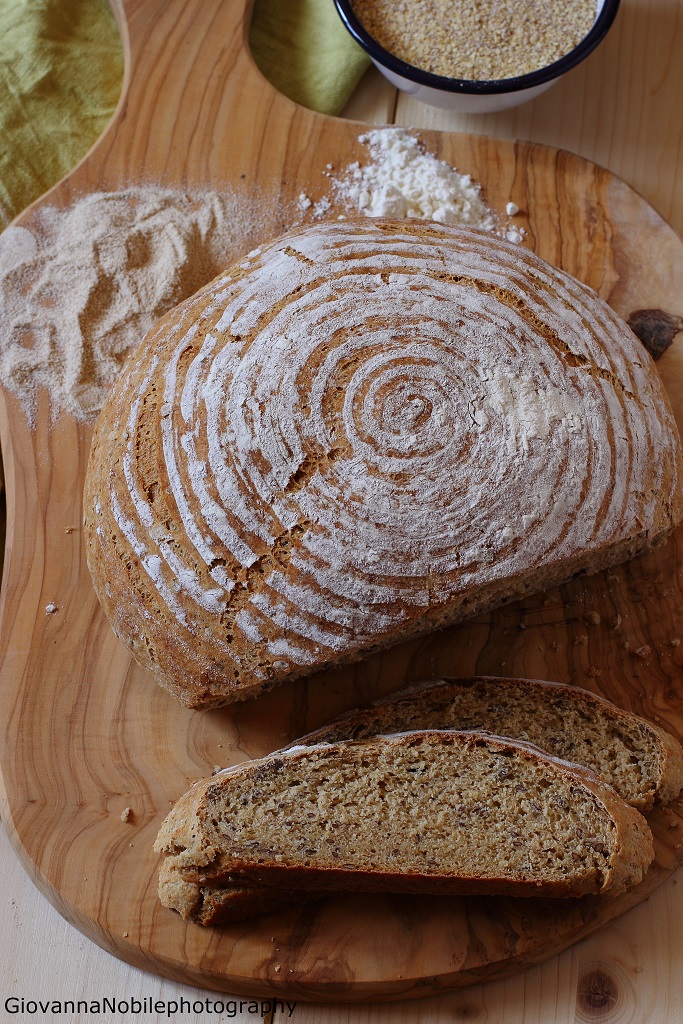 Pane di farina integrale con cruschello, germe di grano e semi di lino