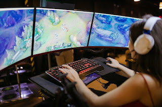 Une gamer jouant à un jeu vidéo sur son PC