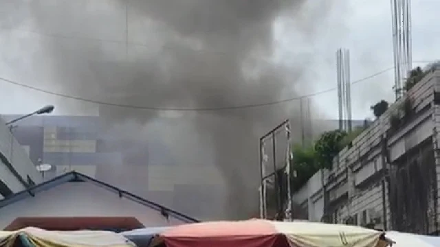 Giliran Dua Toko di Pertokoan Koppas Plaza Padang Terbakar.