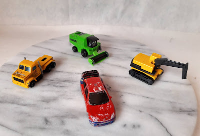 Miniatura de metal Majorette: 1)cavalo amarelo do caminhão amarelo eXtractor 1:100; ceifador verde 1:110;  Esvador amarelo pelle mecanique faltando a pá 1:100; e Citroen Xsara vermelho  R$ 10,00 cada