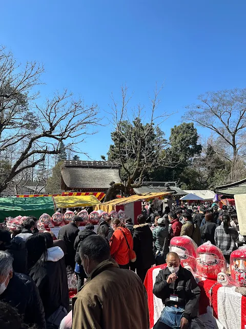 深大寺だるま市の様子（境内）