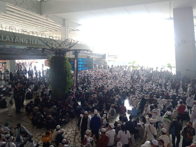 Habib Riziek Shihab Tiba di Bandara Soekarno Hatta, Massa Jemput di Terminal 3