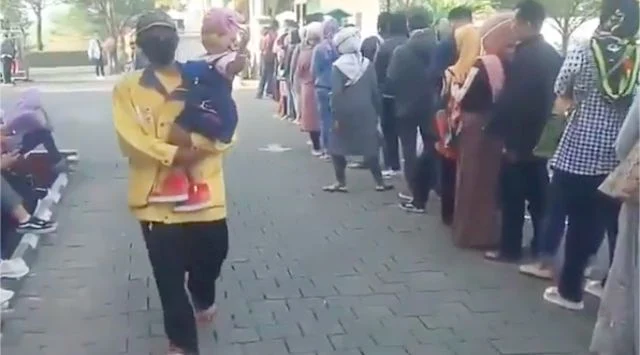 Viral Video Antrean Ibu Muda Ajukan Cerai di Pengadilan Agama