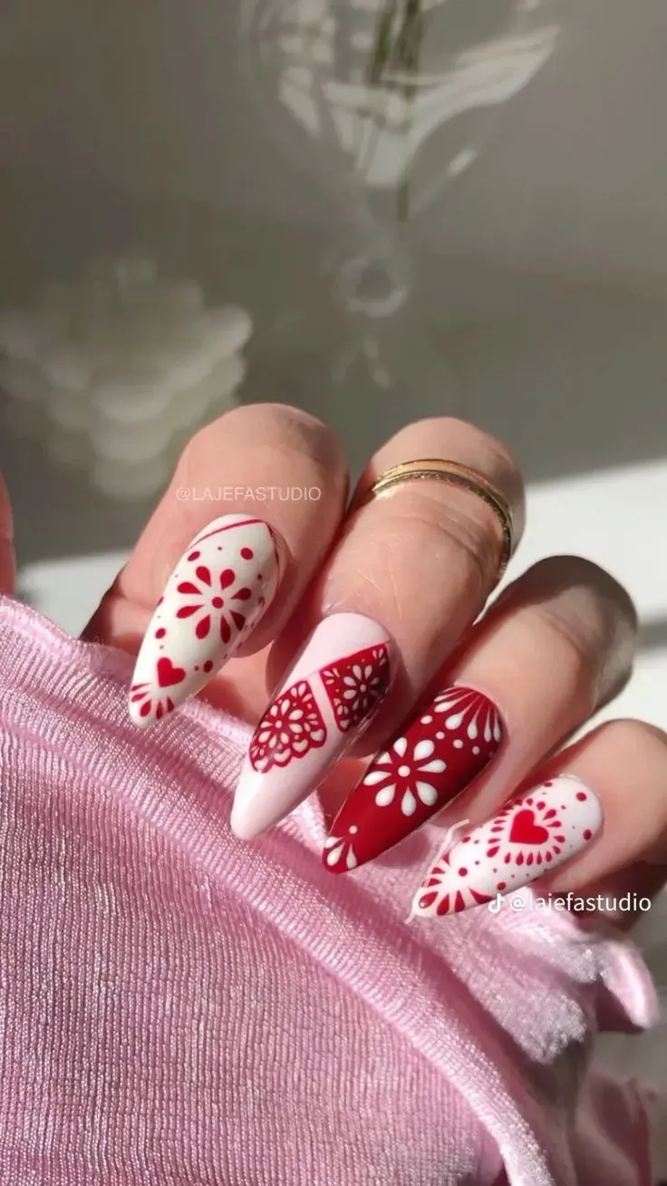 Uñas de talavera blanco con rojo