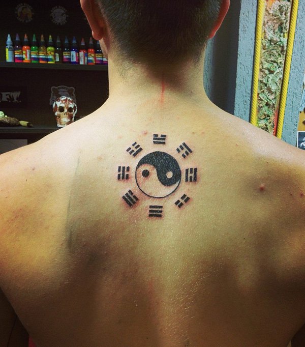 Yin Yang tatuagem com o I-Ching símbolos. Há um monte de tipos de Yin Yang tatuagem e esta é uma parte onde se combina com outro elemento, que é o I-Ching.