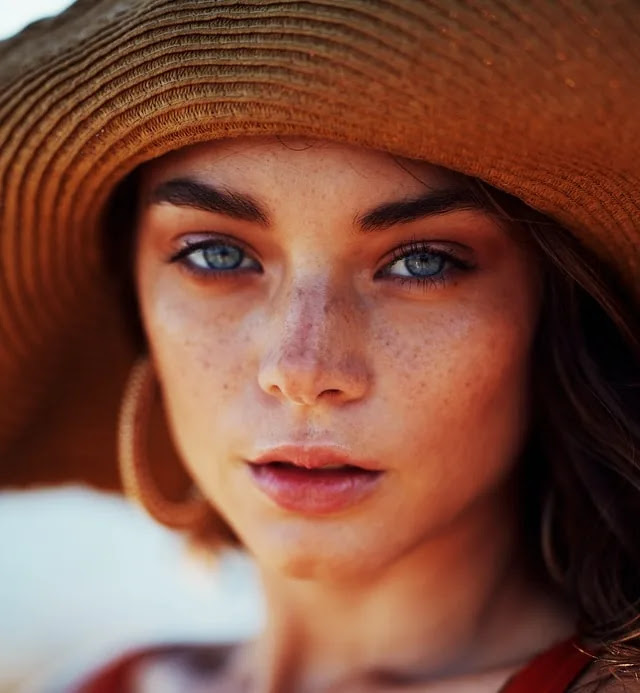 aprende ingles rostro de chica mujer guapa bonita con mirada profunda