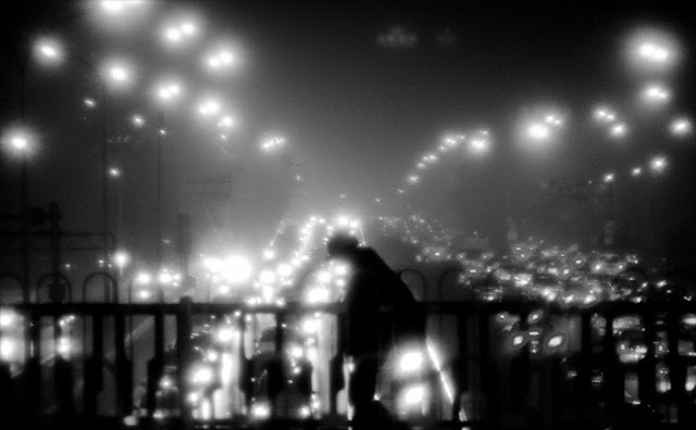 Hombre solitario caminando en la noche de Pekín.