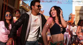 pawan singh in kamriya hila rahi hai