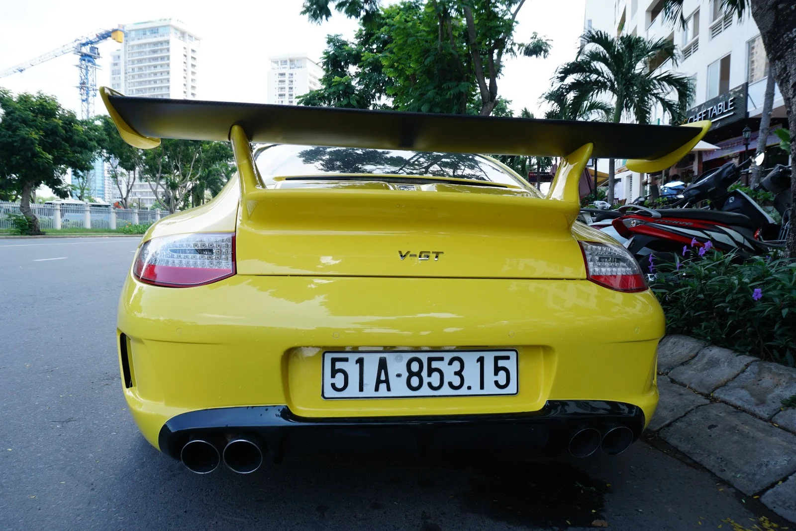 Porsche 911 V-GT vàng