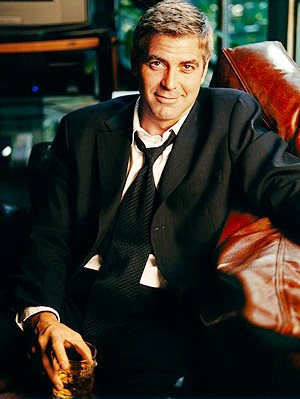 Foto de George Clooney sentado en un sofá