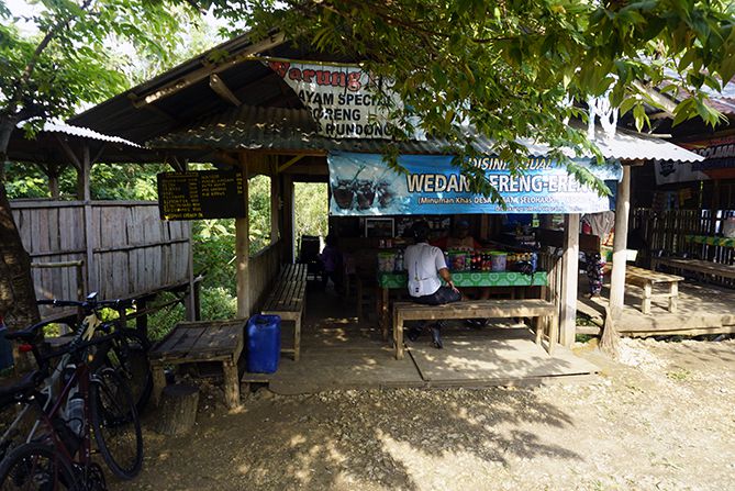 Mengeteh di salah satu warung