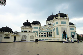 Masjid Raya Al Mashun atau Masjid Raya Medan atau kadang juga disebut Masjid Raya Deli Masjid Raya Al Mashun atau Masjid Raya Medan atau kadang juga disebut Masjid Raya Deli