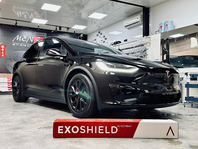 驚艷世界的 Tesla Model X Plaid，透過曼司車體包膜展現獨一無二的風采！MEN'S WRAP STUDIO 彩貼設計帶來前所未有的藝術包膜，讓您的座駕散發犀牛皮般的奢華魅力。這款豪華全電動SUV將成為您的驕傲，展現獨特品味和個性。立即打造令人驚豔的行車藝術品，吸引所有注目！