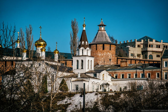 Ильинская церковь на фоне Тайницкой башни