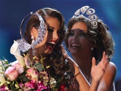 Stefan a Fern ndez Miss Universo 2009 cae su corona al piso