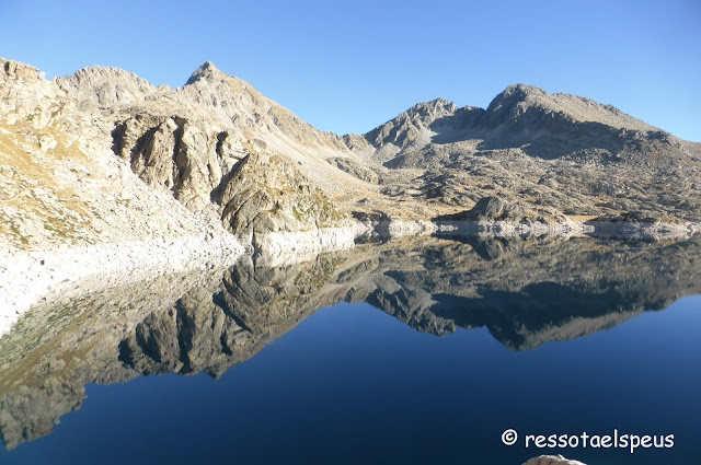 Reflex del pic i la collada de Mainera a l'estany de Mar. Ascensió al pic de Tort pel vessant sud