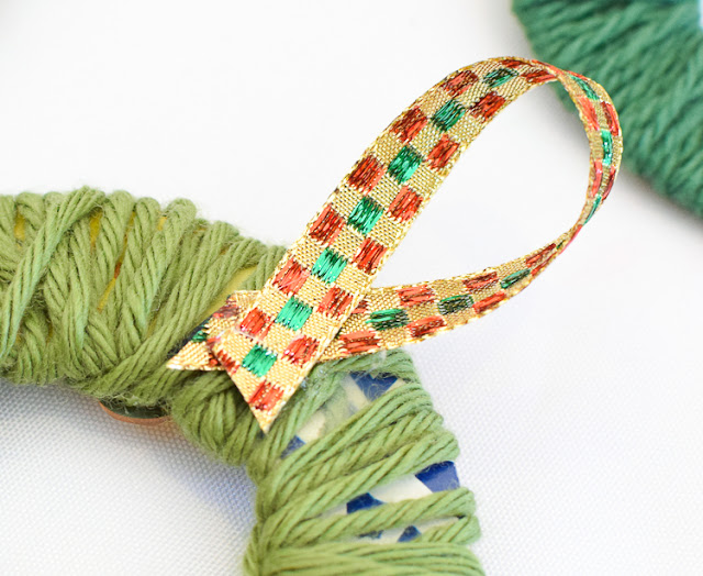 Yarn Wrapped Christmas Wreath Ornament Craft For Kids.  Fun and easy craft for preschool, kindergarten, or elementary.  Great fine motor work, with simple set-up for class parties.