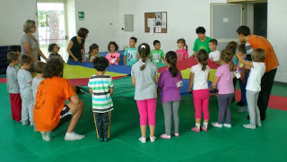 Gioco col paracadute In cerchio, tutti intorno al paracadute
