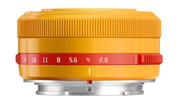 Объектив TTArtisan AF 27mm f/2.8 XF оранжевого цвета