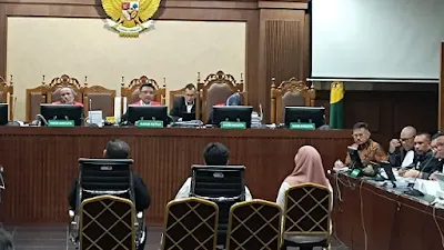 "Tidak tahu, tugas saudara cuma transfer aja ya?," tanya Hakim.  "Mencatat trus transfer," jelas Karina.  Pada kasus ini, SYL bersama Eks Sekjen Kementan Kasdi Subagyono dan Eks Direktur Alsintan Kementan Muhammad Hatta didakwa oleh Jaksa melakukan pemerasan dan menerima gratifikasi sebesar Rp 44,5 miliar.  Dalam surat dakwaan jaksa, uang hasil korupsi itu  digunakan untuk keperluan pribadi dan keluarga SYL. Adapun rinciannya untuk kebutuhan pribadi SYL sebesar Rp 3,3 miliar, untuk keluarganya Rp 992 juta dan istrinya, Ayu Sri Harahap Rp 938 juta.  Selain itu, untuk partai Nasdem Rp 40 juta, kado undangan Rp 381 juta, kebutuhan lain-lain Rp 974 juta, acara keagamaan, operasional menteri dan pengeluaran lain yang tidak termasuk dalam kategori yang ada Rp 16,6 miliar, dan charter pesawat Rp 3,03 miliar.  Baca Juga:  Gara-gara Bertemu Eks Kepala Bea Cukai Yogyakarta, Alexander Dilaporkan ke Polda Metro  Serta, bantuan bencana alam/ sembako Rp 3,5 miliar, keperluan ke luar negeri Rp 6,9 miliar, umroh Rp 1.8 miliar dan hewan kurban Rp 57 juta.