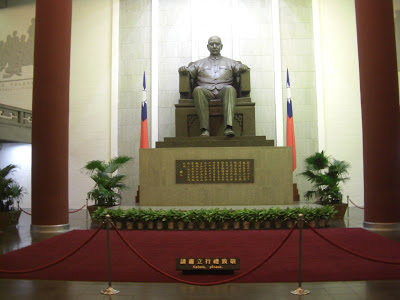 J.K. Baltzersen: Sun Yat-sen statue at his memorial hall in Taipei