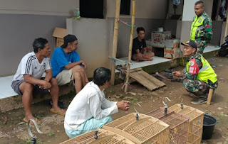 Selain Pembersihan Sampah Secara Langsung Satgas Citarum Sektor 4 Juga Gelar Komsos dan Menghimbau Masyarakat Tidak Buang Sampah Sembarangan.