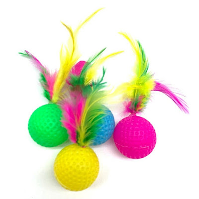 Pelotas y juguetes con plumas