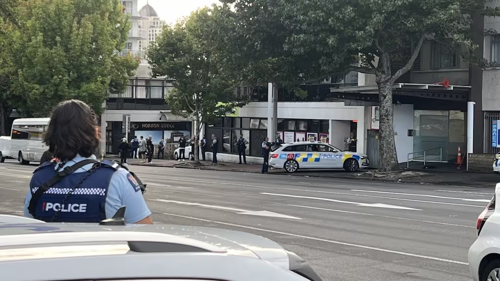 Cảnh sát vũ trang ứng phó trên đường Hobson ở trung tâm thương mại Auckland sáng nay. (Nguồn: 1News)