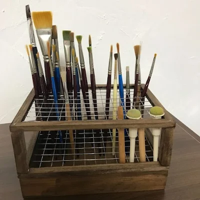 Ter seu cantinho de produção de artesanatos pode parecer uma tarefa simples, mas, se não for bem planejado e organizado, pode se tornar um problema e acarretar na baixa produtividade.