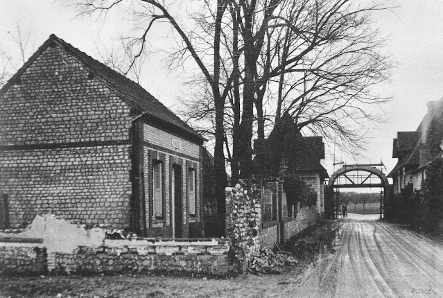 Le domaine de Louis Renault - La mairie d’Herqueville sur le point d’être démolie pour reconstruction de l’autre côté du mur. L’arche d’entrée est en construction (Archives Renault Histoire)