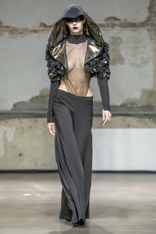 Irene Luft, black outfit Fashion Week Paris printemps été 2023