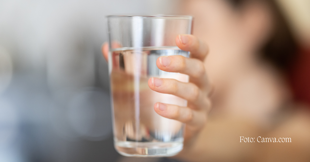 minum air putih untuk jaga pola hidup sehat