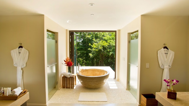 Este cuarto de baño en el Andaz Península Papagayo Resort en Costa Rica cuenta con una amplia ducha con efecto de lluvia que da a la terraza