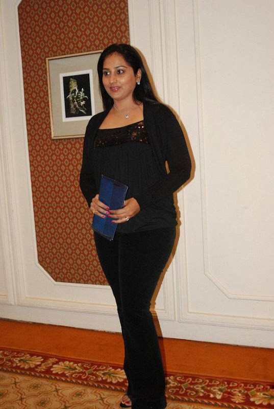 Tamil Actress Gayathri in Black Dress Photos hot images