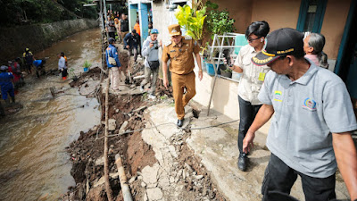 Wakil Wali Kota Bandung Tinjau Langsung Lokasi Longsor di Cicaheum