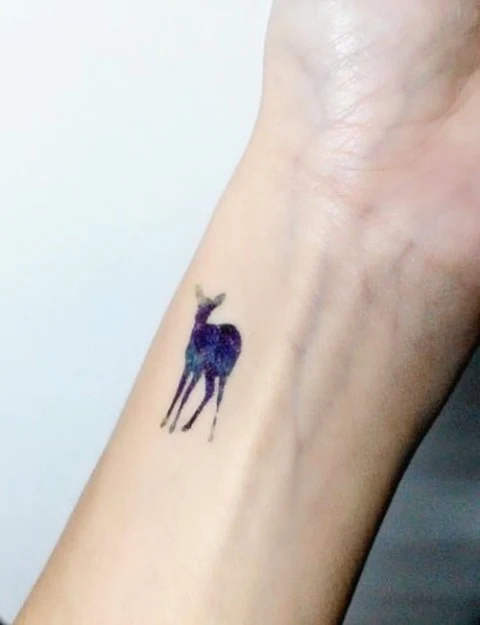 tatuaje de ciervo acuarela en la muñeca