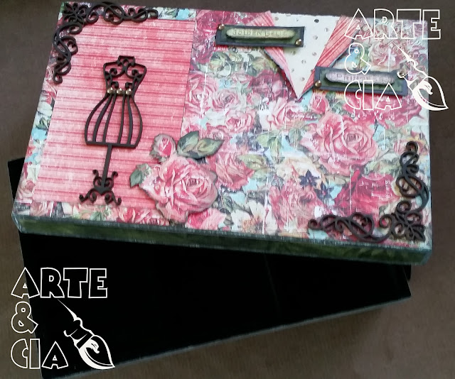 Caixa com apliques de madeira e scrapbooking: corselet (dentro)