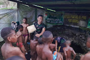 Keseruan Satgas Yonif 122/TS Mandi Bersama Anak-anak Perbatasan Papua di Mata Air Kampung Waris