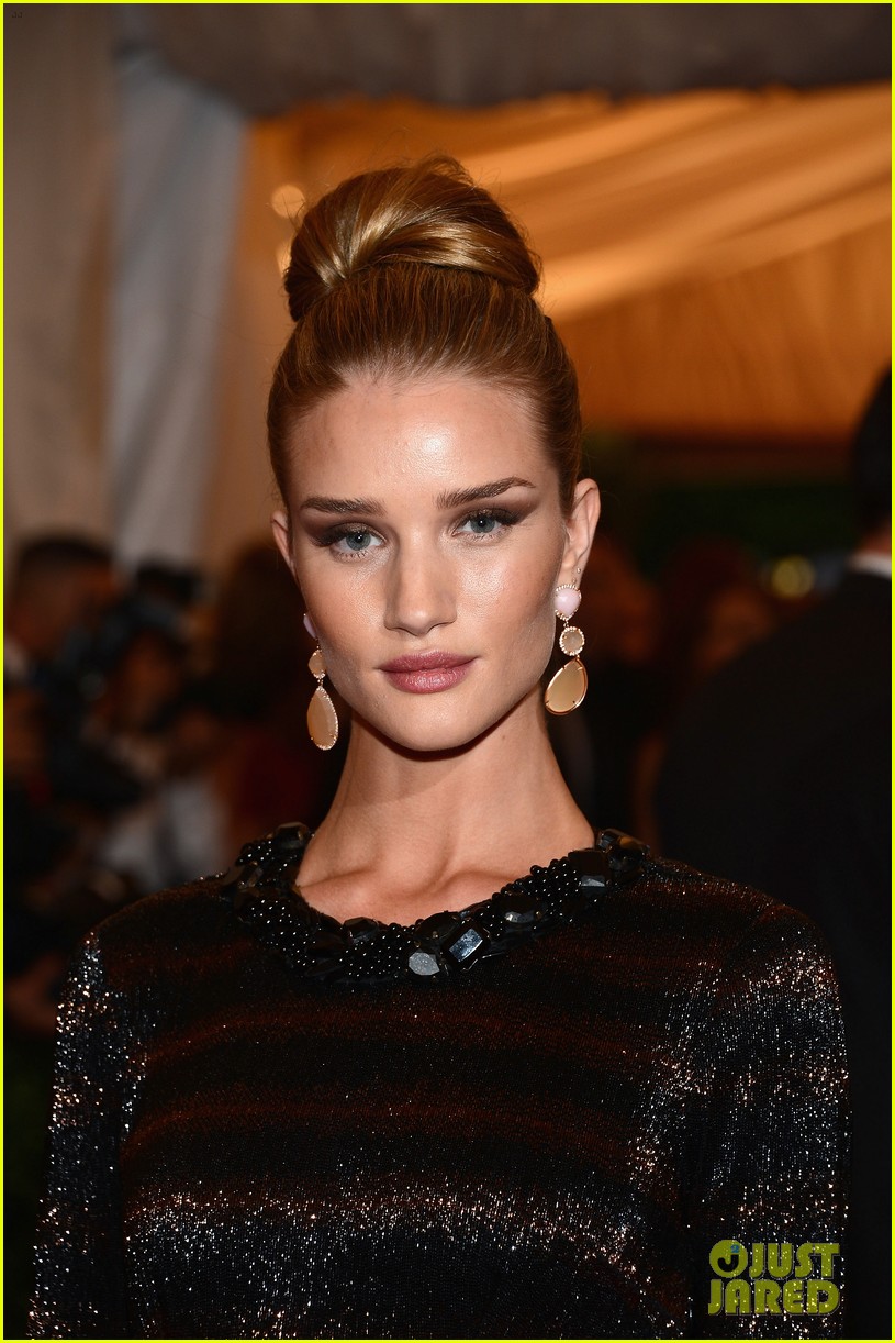 rosie huntington whiteley perfect pose