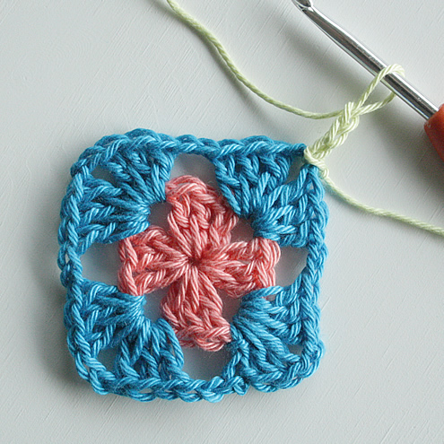 Granny square haken, uitleg | Granny square crochet tutorial - Happy in Red