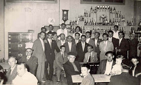 Ajedrecistas en café de La Pobla de Lillet disputando el III Torneo Nacional de Ajedrez de La Pobla de Lillet 1957