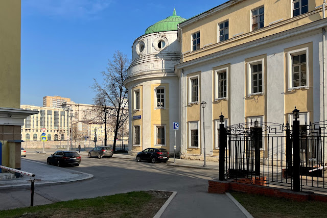 Комиссариатский переулок, Космодамианская набережная, Кригскомиссариат – Штаб Московского военного округа (построен в 1780-х годах)